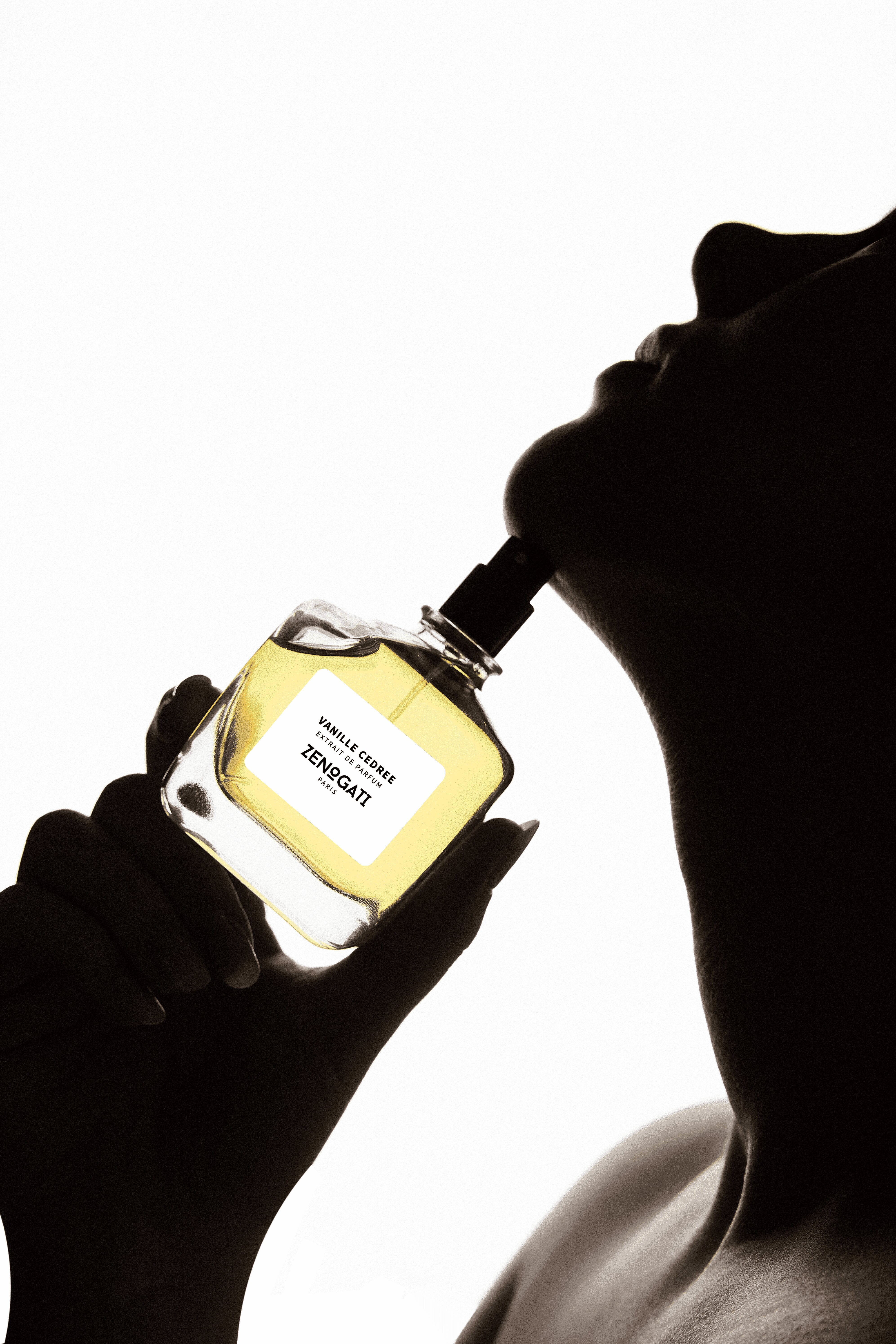 Flacon Zenogati Vanille Cedrée près d’un profil en silhouette, fond clair